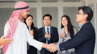 アラブ人と握手